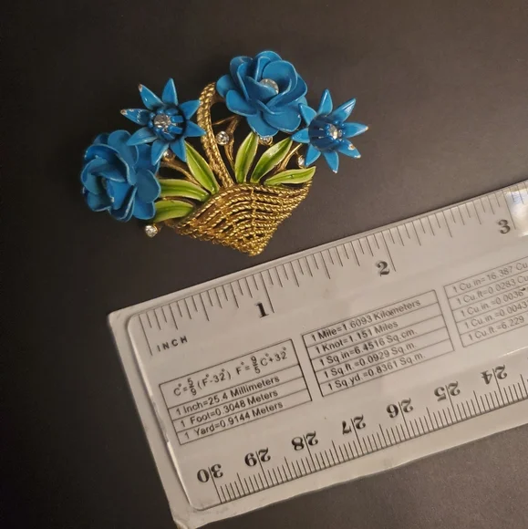 Vintage Trifari Floral Basket Brooch in Blue and Gold - Picture 8 of 8